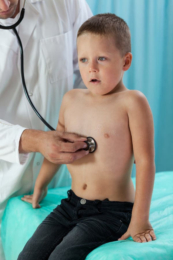 Jongen tijdens medische benoeming stock afbeeldingen Jongen tijdens medische benoeming stock afbeeldingen