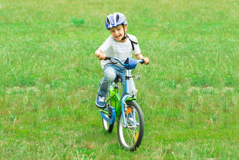 Jongens berijdende fiets royalty-vrije stock fotografie Jongens berijdende fiets royalty-vrije stock fotografie