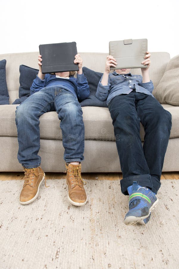 Jongens die spelen op een Tablet spelen stock afbeelding Jongens die spelen op een Tablet spelen stock afbeelding