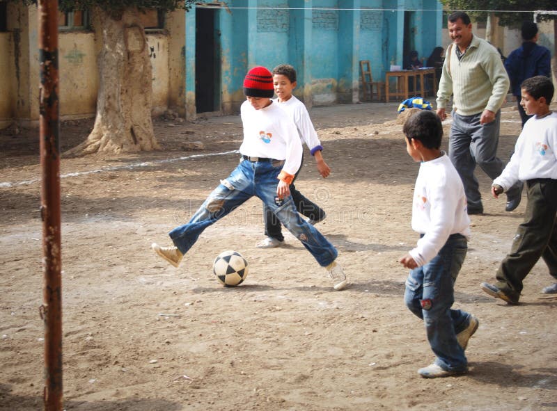 Jongens die voetbal in Giza spelen