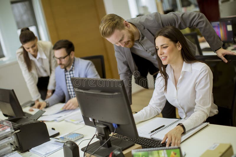 Jongeren die in het bureau werken royalty-vrije stock foto Jongeren die in het bureau werken royalty-vrije stock foto