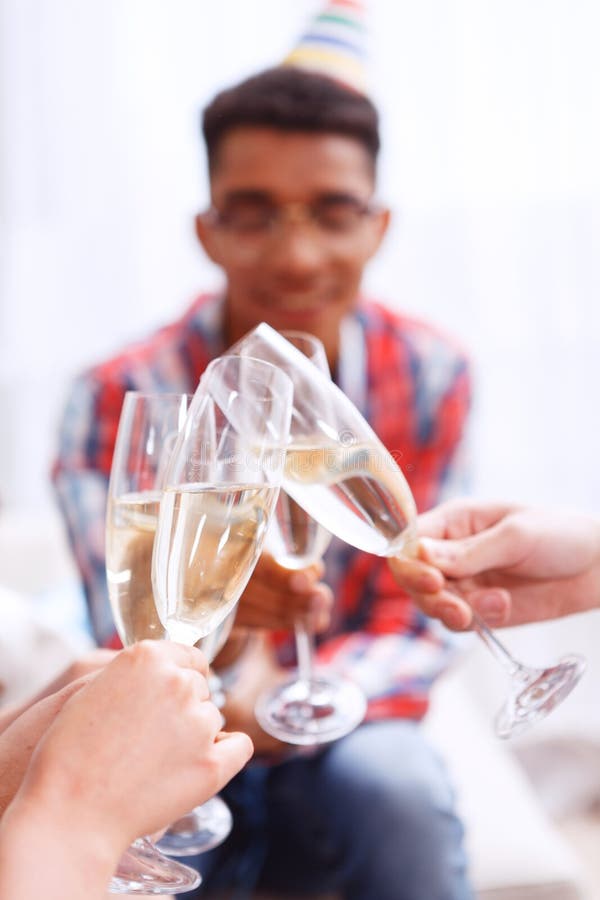 Jongeren die met champagne vieren stock fotografie Jongeren die met champagne vieren stock fotografie