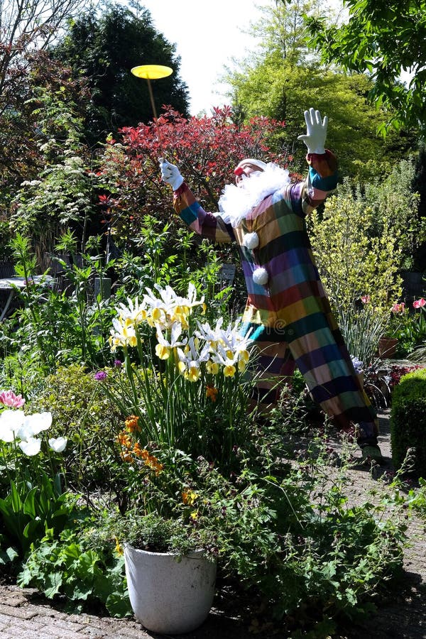 Jonglierender Clown Im Garten Stockbild - Bild von lächeln, chinesisch ...