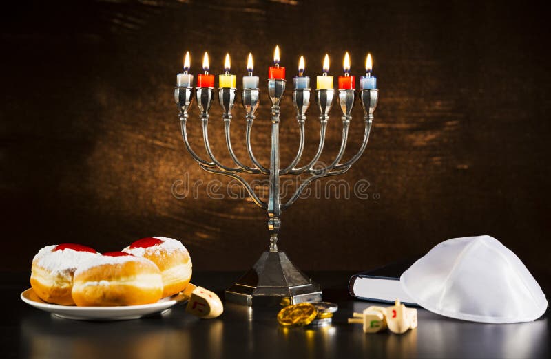 Joodse Vakantiechanoeka met Menorah, Torah, Donuts en Houten D stock afbeeldingen Joodse Vakantiechanoeka met Menorah, Torah, Donuts en Houten D stock afbeeldingen