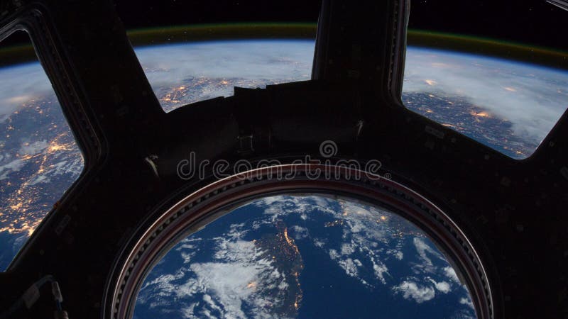 Jord som sett igenom fönster av internationella rymdstationen