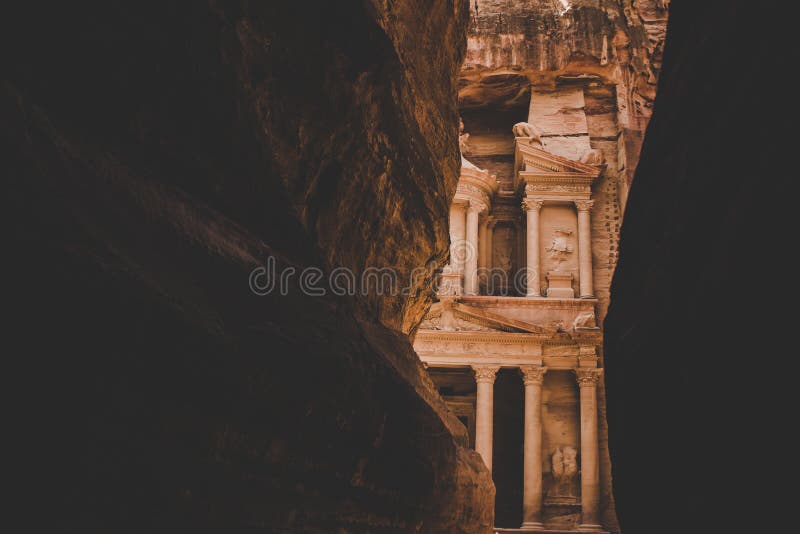 Jordan Petra, antica architettura del tesoro vista dall'esterno con pietre di sabbia scura, incorniciano famose foto di viaggio d immagini stock Jordan Petra, antica architettura del tesoro vista dall'esterno con pietre di sabbia scura, incorniciano famose foto di viaggio d immagini stock
