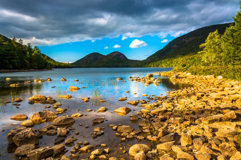 Jordan Pond e ideia das bolhas no parque nacional do Acadia, MAI imagens de stock Jordan Pond e ideia das bolhas no parque nacional do Acadia, MAI imagens de stock