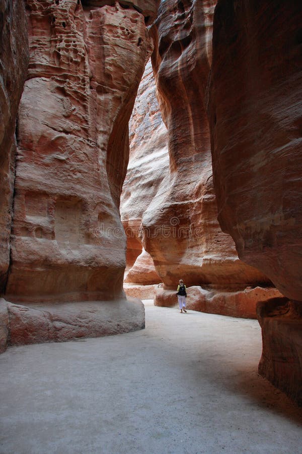 Jordanië: Toerist in Petra stock foto Jordanië: Toerist in Petra stock foto