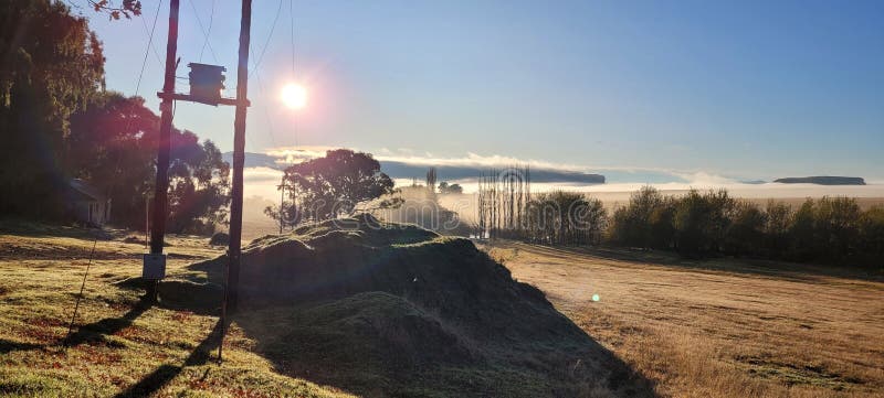 Jordbruksvy solskum berg