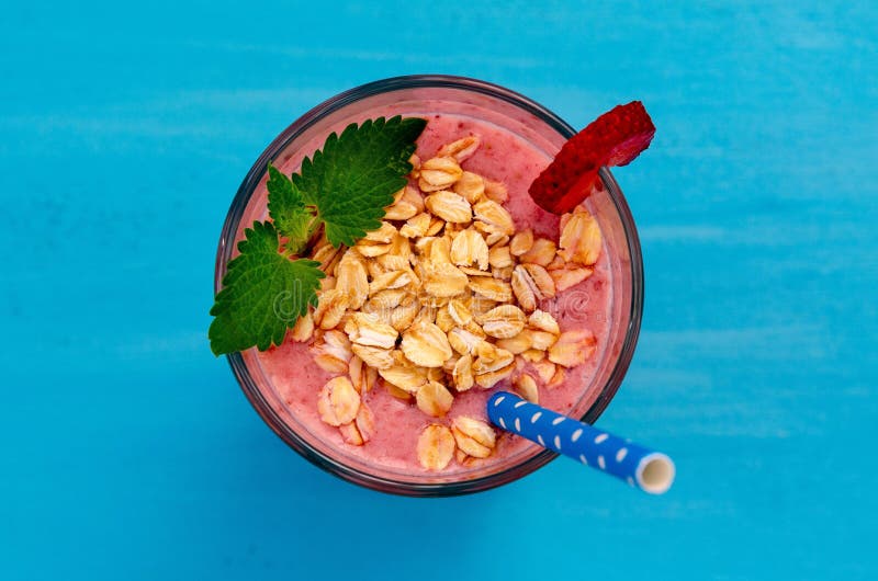 Jordgubbe- och banansmoothie sunt mellanm?l f?r frukost Banan- och jordgubbesmoothie i den glass kruset royaltyfri fotografi Jordgubbe- och banansmoothie sunt mellanm?l f?r frukost Banan- och jordgubbesmoothie i den glass kruset royaltyfri fotografi