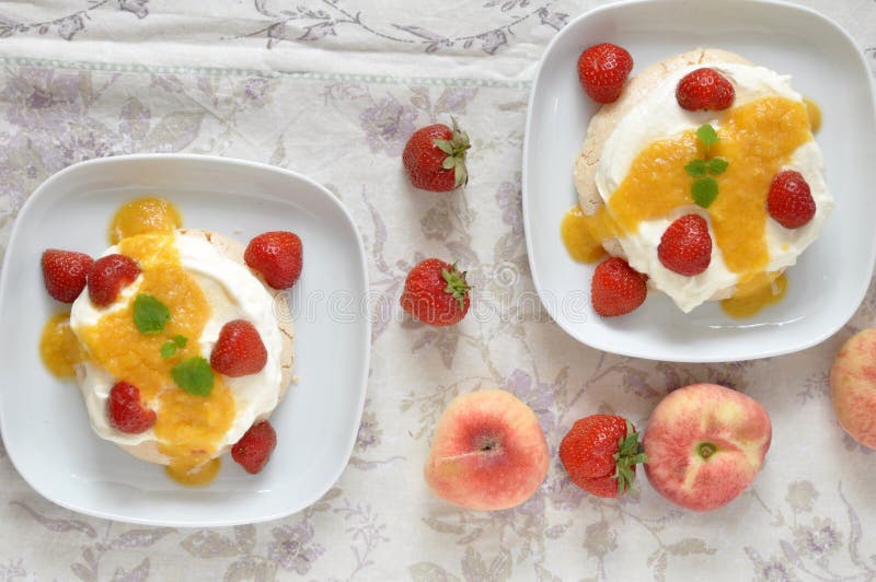 Jordgubbe och persika Pavlova arkivfoton Jordgubbe och persika Pavlova arkivfoton
