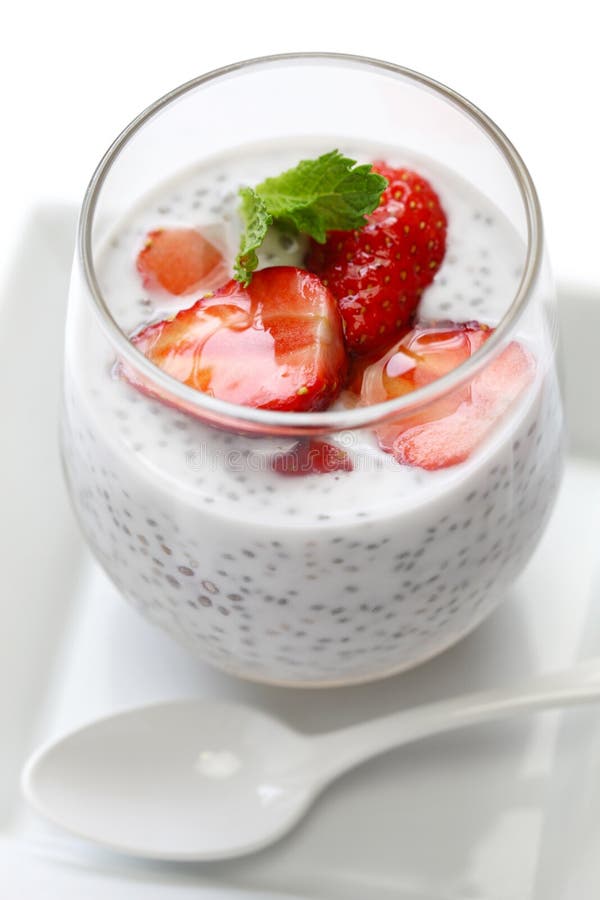 Jordgubbechiaen kärnar ur pudding arkivbilder Jordgubbechiaen kärnar ur pudding arkivbilder