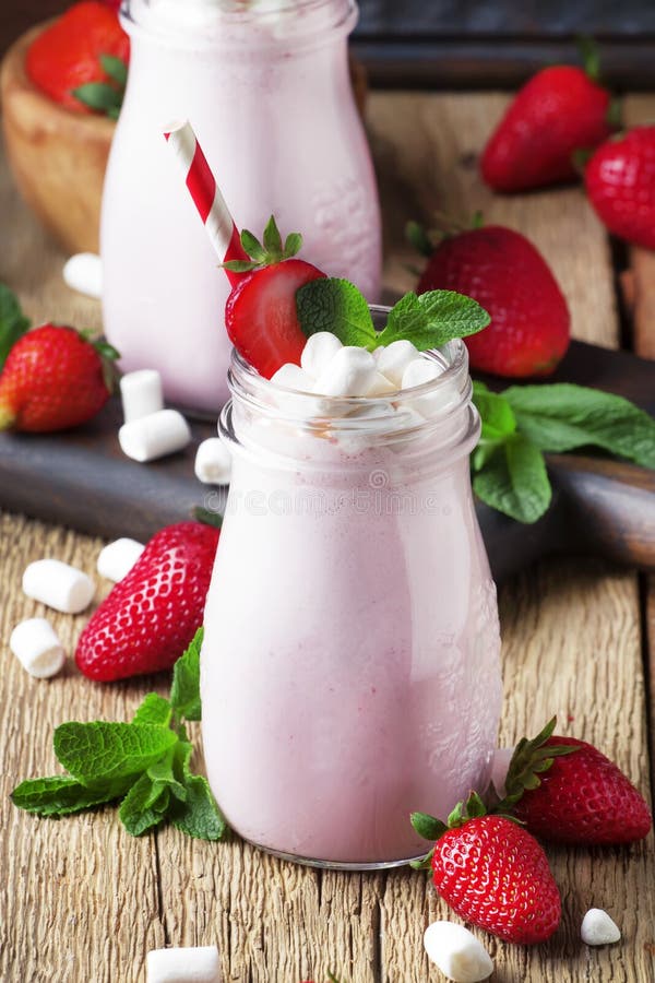 Jordgubbesmoothies och coctailar med det nya bäret och den gröna mintkaramellen, dekorerad marshmellow, selektiv fokus royaltyfria foton Jordgubbesmoothies och coctailar med det nya bäret och den gröna mintkaramellen, dekorerad marshmellow, selektiv fokus royaltyfria foton