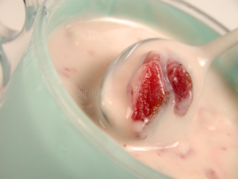 Jordgubbeyoghurt royaltyfria bilder