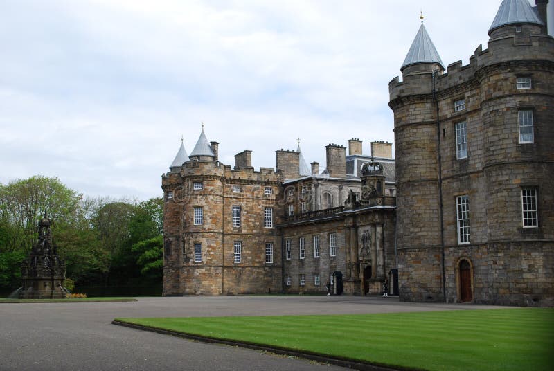 Jordning och ingång av den Holyrood slotten, Edinburg, Skottland arkivfoto Jordning och ingång av den Holyrood slotten, Edinburg, Skottland arkivfoto
