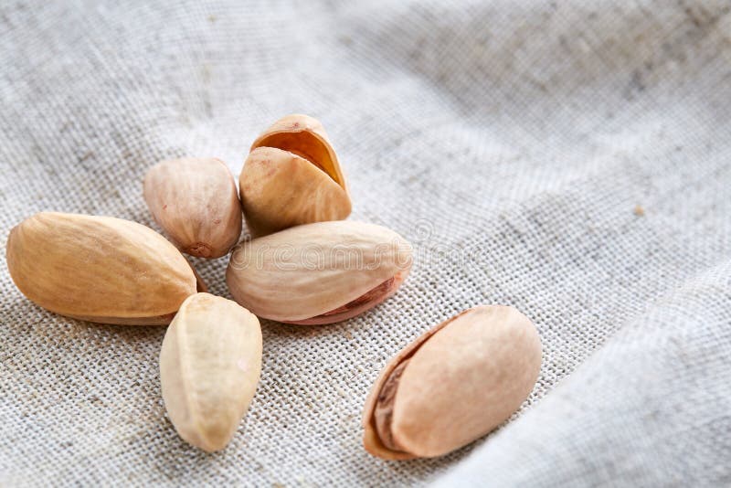 Jordnöten beskjuter matbakgrund, närbilden, grunt djup av fältet, makro royaltyfria foton Jordnöten beskjuter matbakgrund, närbilden, grunt djup av fältet, makro royaltyfria foton