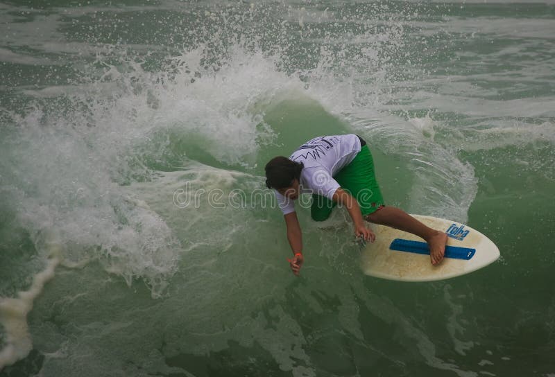 Jose Brites em Skimboard internacional Santa Cruz imagem de stock Jose Brites em Skimboard internacional Santa Cruz imagem de stock