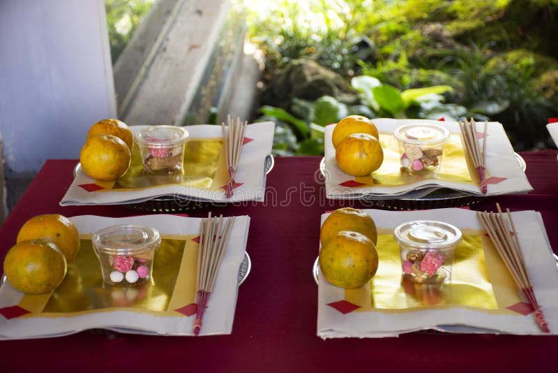 Joss-Papiergold und -Silberpapier f?r Anbetung und Opfer-Angebotnahrung f?r Leute beten Gott und Denkmal zum Vorfahr auf Thai lizenzfreie stockfotos Joss-Papiergold und -Silberpapier f?r Anbetung und Opfer-Angebotnahrung f?r Leute beten Gott und Denkmal zum Vorfahr auf Thai lizenzfreie stockfotos