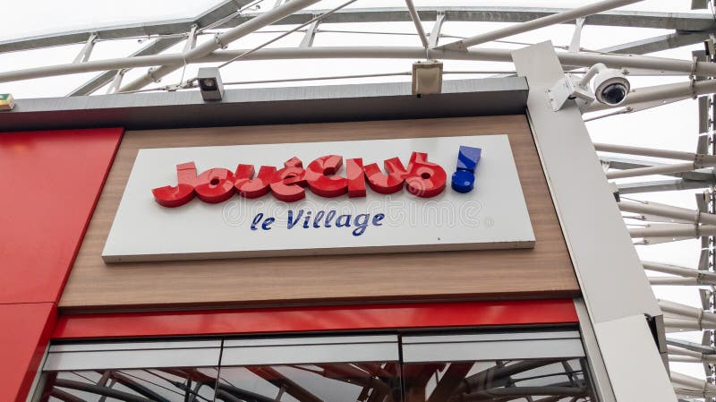 Joueclub le village logo panneau et texte sur le magasin façade entrée jouets pour enfants et marque fun