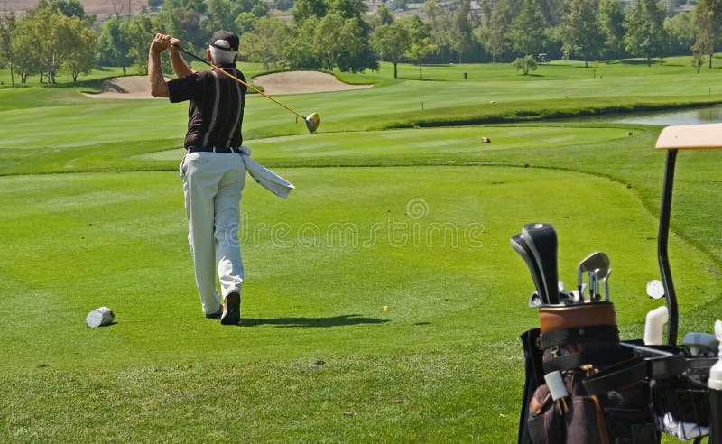 Jouer au golf photo libre de droits