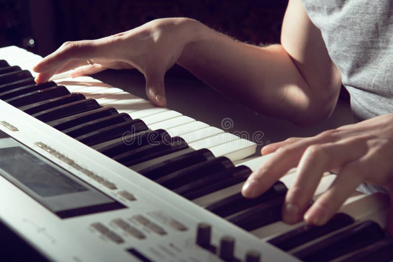 Jouer d'instrument de musique de piano de musicien de pianiste photo libre de droits Jouer d'instrument de musique de piano de musicien de pianiste photo libre de droits