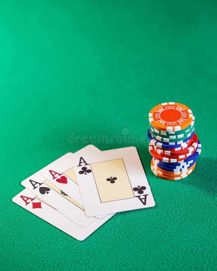 Jouer des cartes et des jetons de poker sur la table photos libres de droits Jouer des cartes et des jetons de poker sur la table photos libres de droits