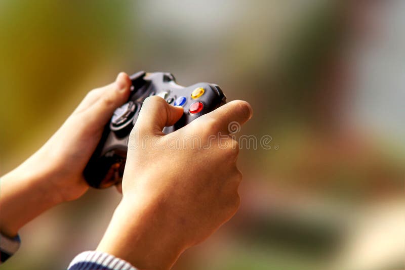 Jouer des jeux vidéo sur la console de Xbox photo libre de droits Jouer des jeux vidéo sur la console de Xbox photo libre de droits