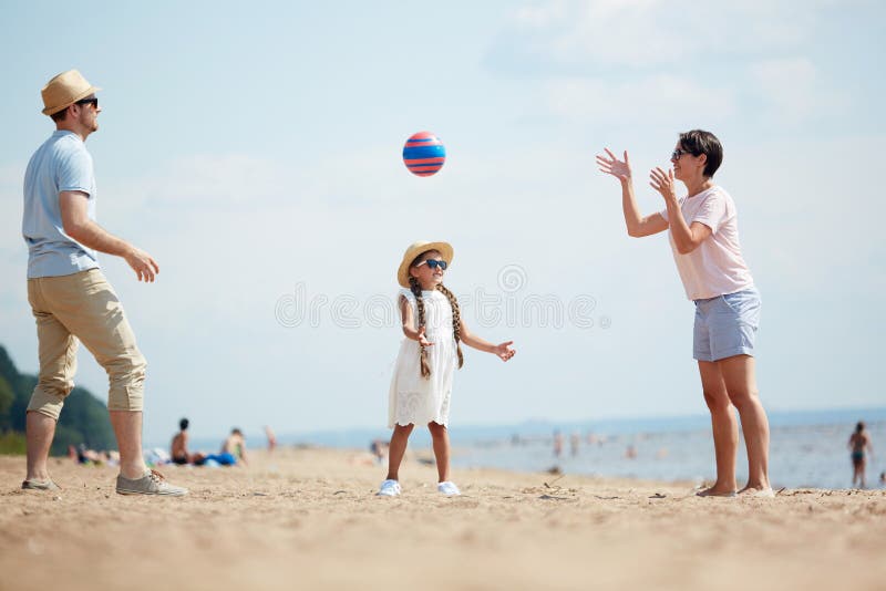 Jouer la boule sur la plage photographie stock Jouer la boule sur la plage photographie stock