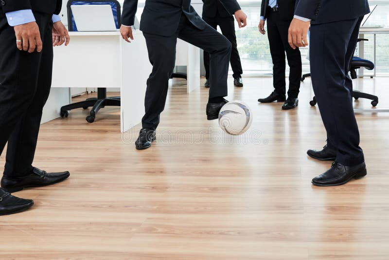 Jouer le football avec des collègues photo libre de droits Jouer le football avec des collègues photo libre de droits