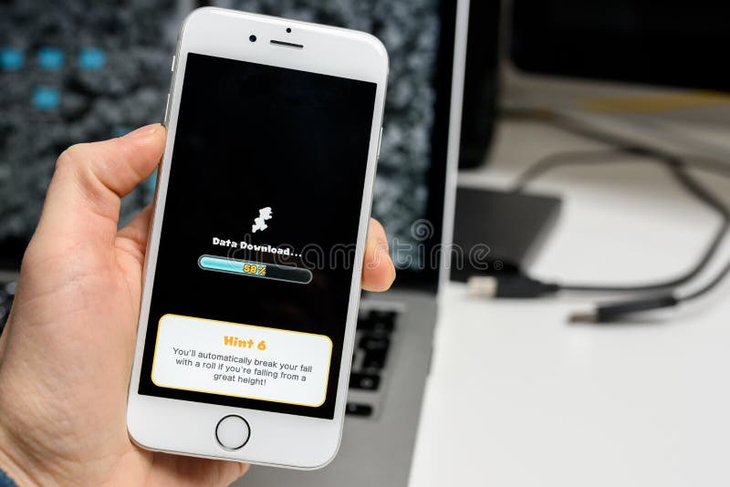 Jouer le jeu superbe de Mario Run photo libre de droits