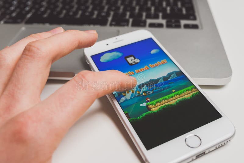 Jouer le jeu superbe de Mario Run photo stock