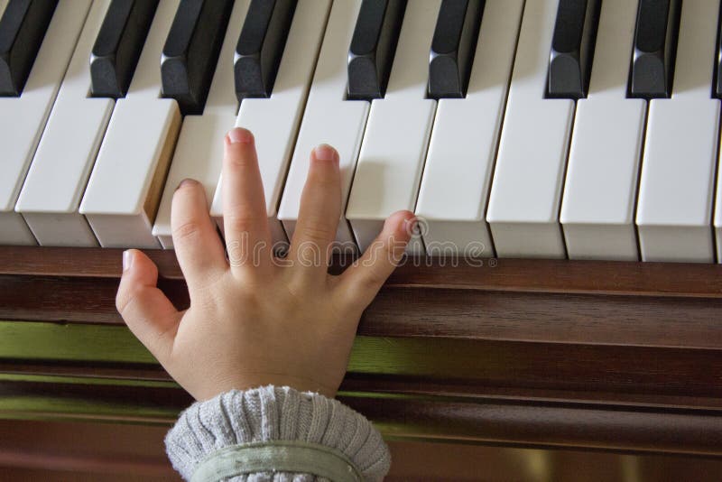 Jouer le piano photographie stock