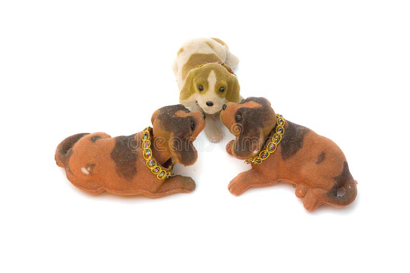 Jouet de chien de la poupée trois sur le fond blanc images libres de droits Jouet de chien de la poupée trois sur le fond blanc images libres de droits