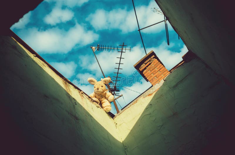 Jouet de lapin au trou avec le ciel nuageux bleu avec l'antenne image stock Jouet de lapin au trou avec le ciel nuageux bleu avec l'antenne image stock