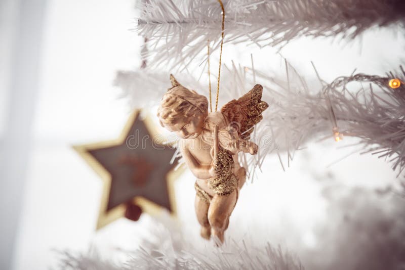 Jouet de Noël d'ange d'or sur l'arbre Couleurs de vintage image stock Jouet de Noël d'ange d'or sur l'arbre Couleurs de vintage image stock