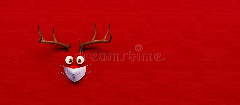 Jouet de rennes avec le nez rouge froid et masque médical sur le fond rouge de la couronne de Noël