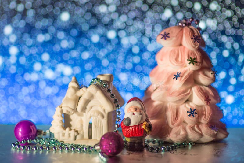 Jouet du père noël de bokeh de nuit et premier plan brouillé de lumières Grand concept de la nouvelle année s Bannière du marché, photo stock Jouet du père noël de bokeh de nuit et premier plan brouillé de lumières Grand concept de la nouvelle année s Bannière du marché, photo stock