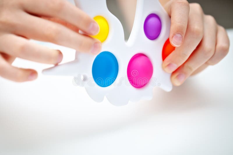 Jouet En Silicone Antistress Dans Les Mains D'un Adolescent. Jouet Coloré  Anti-stress. Nouvelle Tendance. Sensation D'anti-stress Image stock - Image  du massager, éducation: 223392479