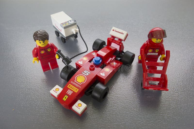 Jouets de Ferrari Lego d'interpréteur de commandes interactif photographie stock libre de droits Jouets de Ferrari Lego d'interpréteur de commandes interactif photographie stock libre de droits