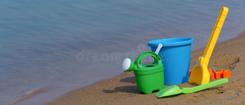 Jouets de sable colorés sur la plage images libres de droits Jouets de sable colorés sur la plage images libres de droits