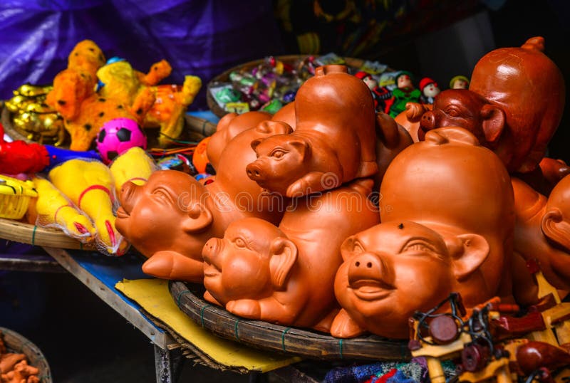 Jouets en céramique de porc à vendre sur la rue images libres de droits Jouets en céramique de porc à vendre sur la rue images libres de droits