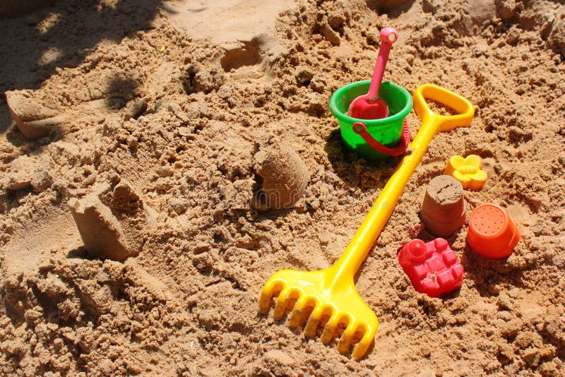 Jouets pour enfants dans un bac à sable image libre de droits Jouets pour enfants dans un bac à sable image libre de droits