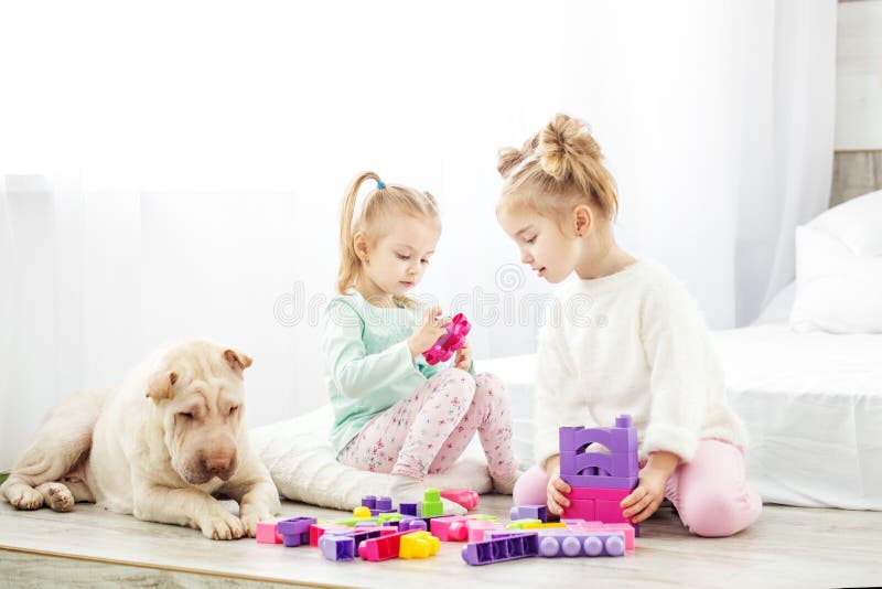 Jouets éducatifs pour l'école maternelle et l'enfant de jardin d'enfants Enfant deux image stock Jouets éducatifs pour l'école maternelle et l'enfant de jardin d'enfants Enfant deux image stock