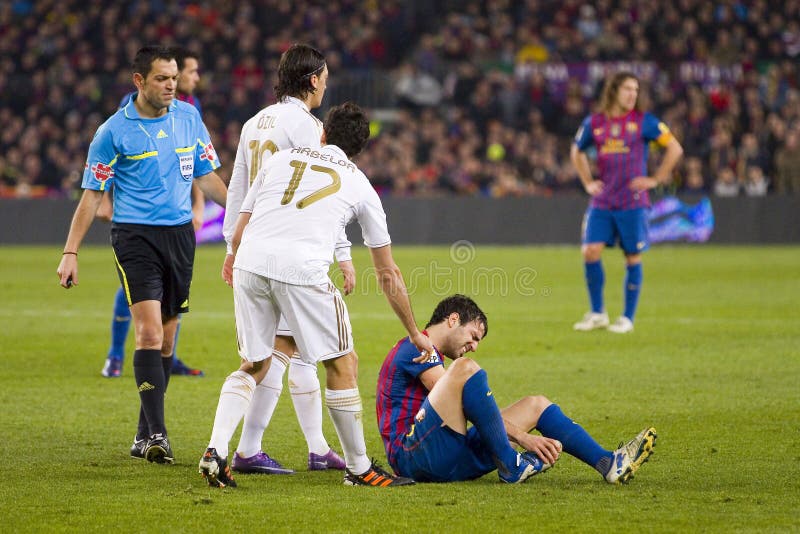 Joueur De Football Blessé Se Trouvant Au Sol Photo stock Image du