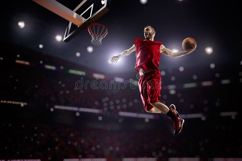 Joueur de basket rouge dans l'action photographie stock libre de droits Joueur de basket rouge dans l'action photographie stock libre de droits