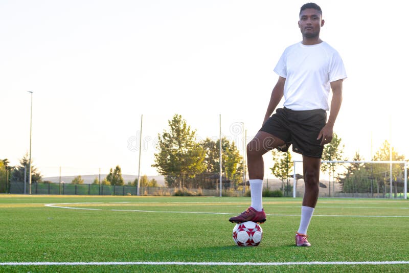 Joueur De Football Marchant Sur Le Ballon Photo stock - Image du cuvette,  soccer: 260274640