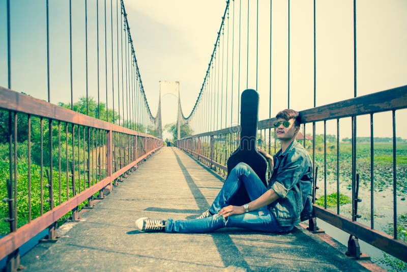 Joueur de guitare de jeune homme images stock Joueur de guitare de jeune homme images stock