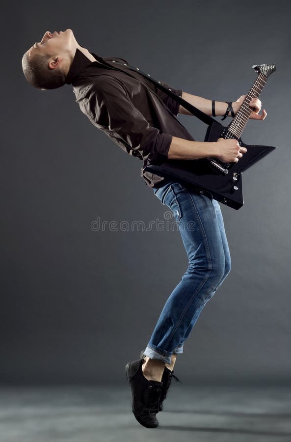 Joueur de guitare jouant sa guitare o photos libres de droits Joueur de guitare jouant sa guitare o photos libres de droits