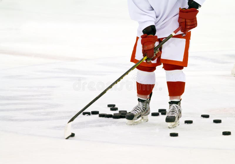 Joueur de hockey sur glace photos libres de droits Joueur de hockey sur glace photos libres de droits