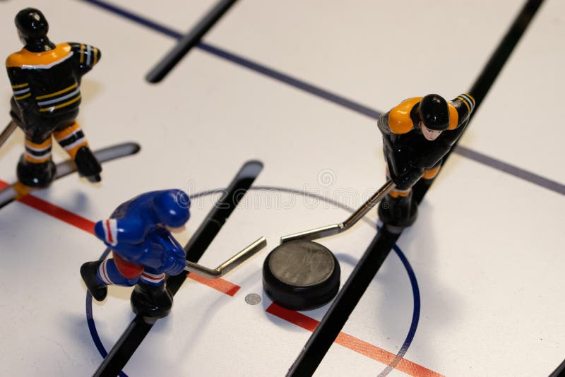 Joueur de hockey sur table qui se bat pour la rondelle images libres de droits Joueur de hockey sur table qui se bat pour la rondelle images libres de droits
